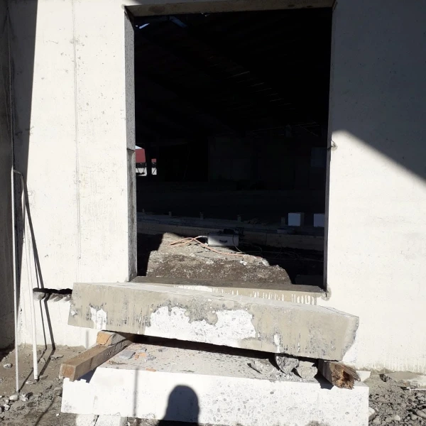 Apertura porta in capannone tramite taglio muro esterno in prefabbricato di cemento